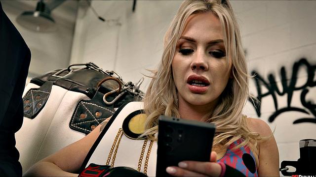 звезда mma дерётся не только на ринге - её задница тоже в игре