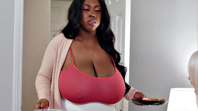 Busty black dyke licking petite lesbian before scissoring