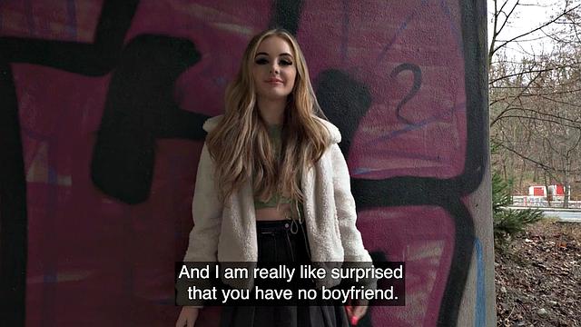 стройная малышка стонет под крепким членом на людях в миссионере