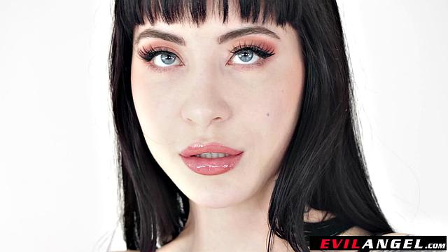 девушки в латексе мажутся маслом и получают жёстко в зад