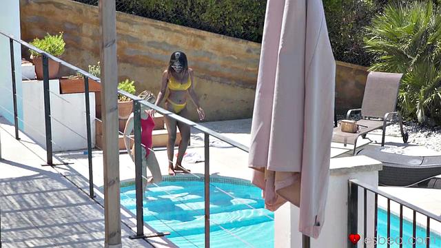 Boni и Lya Missy лижут друг другу киски в купальниках у бассейна на вилле