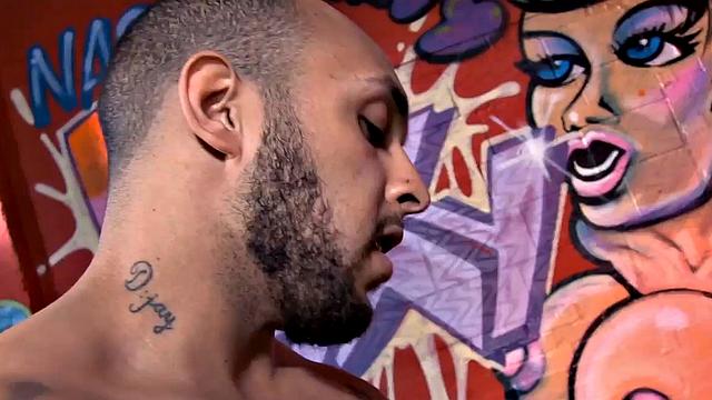 Татуированная британка Адрина Уинтерс скачет как будто Родину поставила на кон