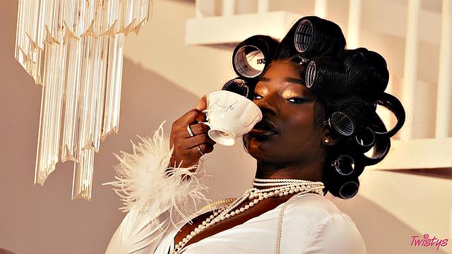 may hashira зажигает: леопардик, игрушки и жемчуг на сиськах