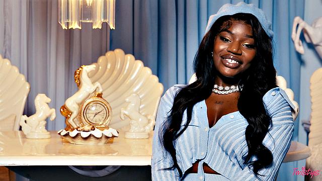 may hashira зажигает: леопардик, игрушки и жемчуг на сиськах