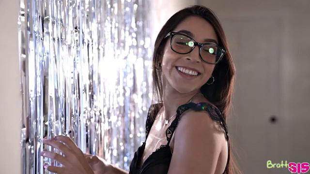 Happy Nude Year - S30:E5