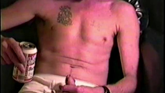 тодд не может сдержаться и дрочит свой здоровый член на камеру