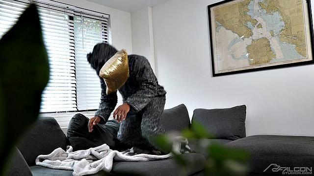 мускулистый папик раздвигает аппетитного спортсмена