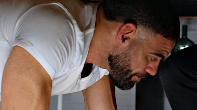 Facesitting babe with small boobs nailed in 3some