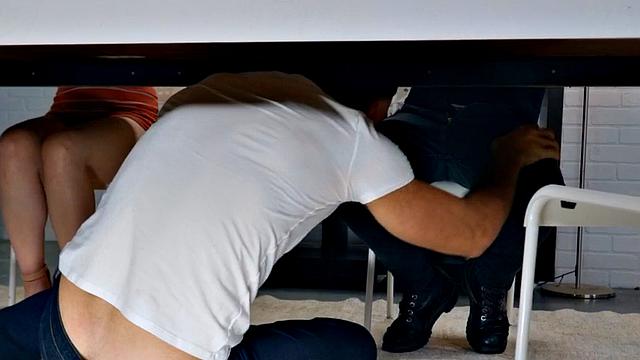 Facesitting babe with small boobs nailed in 3some