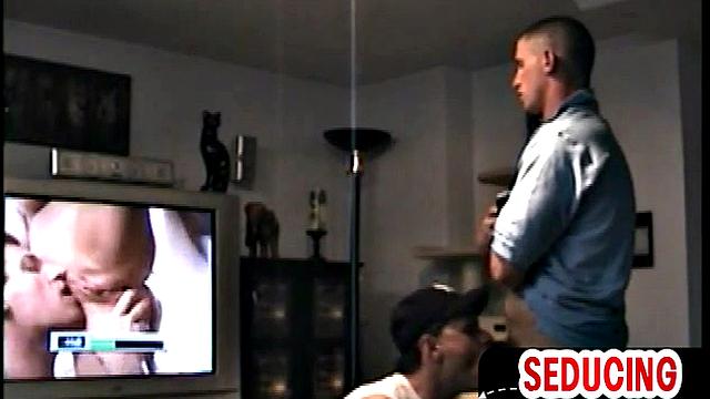 Newbie stud sucked by gay at home while watching porn