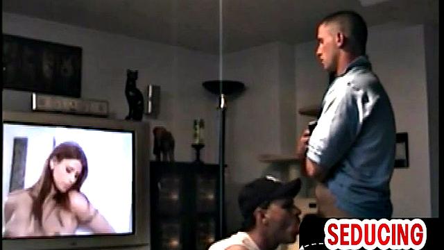 Newbie stud sucked by gay at home while watching porn