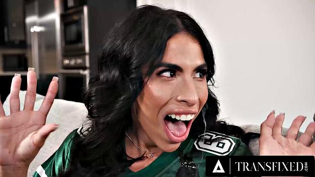 ariel demure устраивает шоу у glory hole для lola morena и avery lust, финал - крепкий фэйшал