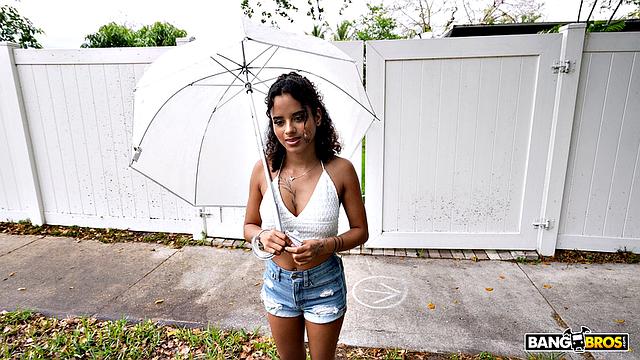 Изабелла и Ace Bigs трахаются за деньги в автобусе, показывая натуральные сиськи и страстный минет.