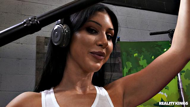 Две сочные стервы рвутся трахнуть оператора