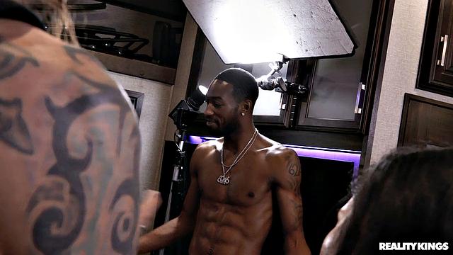 Две сочные стервы рвутся трахнуть оператора