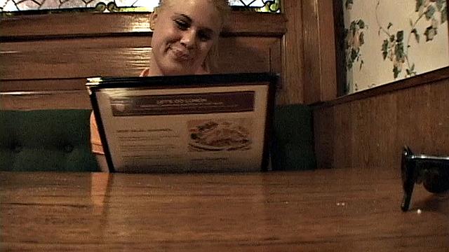 Little Summer мастурбирует за столом в ресторане и кончает на камеру POV.