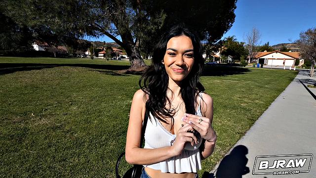 Сойер с натуральной грудью и татуировкой получает горячий финиш на лицо и грудь от страстного минета и ласк ногами и языком.