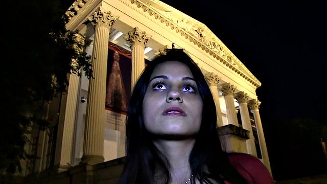 daisy duke получает мощный трах у дерева в парке