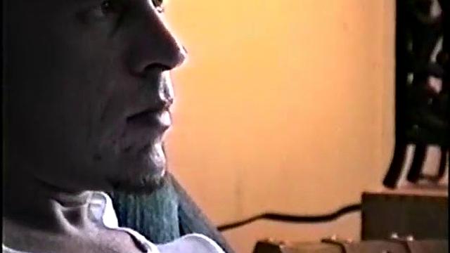 Винни дрочит свой большой член перед камерой, гей-аматорка с концовкой на руку.