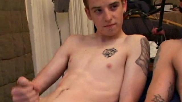 Мейсон сосет Шейну и получает глубокий минет от взрослого парня