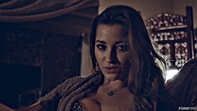 дани даниэлс получает глубокий кремпай у камина