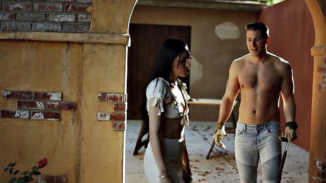 Страстная сводная сестра трахается на улице