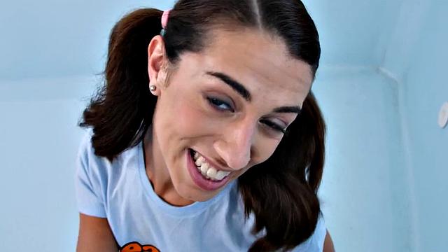 стройная малышка скачет на огромном хуе - жаркий межрасовый движ