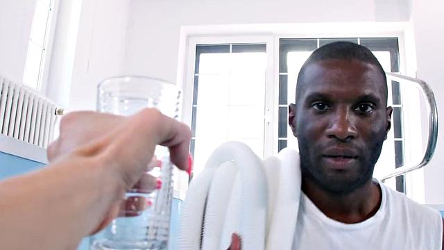 стройная малышка скачет на огромном хуе - жаркий межрасовый движ