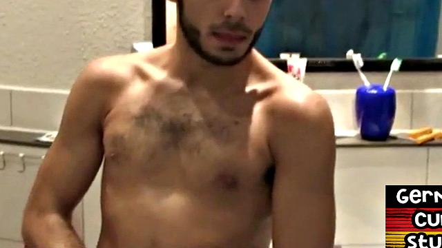 немецкий плюшевый папашка отсасывает молодому и троллит камеру