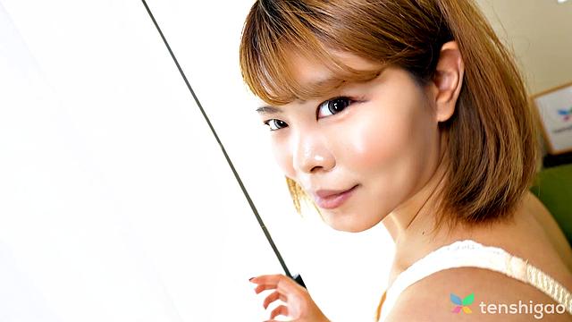 Иори Сасаки демонстрирует гладко выбритую киску