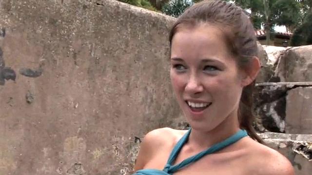 BrookeSkye раздевается у озера и трёт свою киску