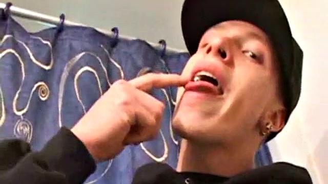 Шейн дрочит и даже не стесняется камеры - гей-игра в самом разгаре.