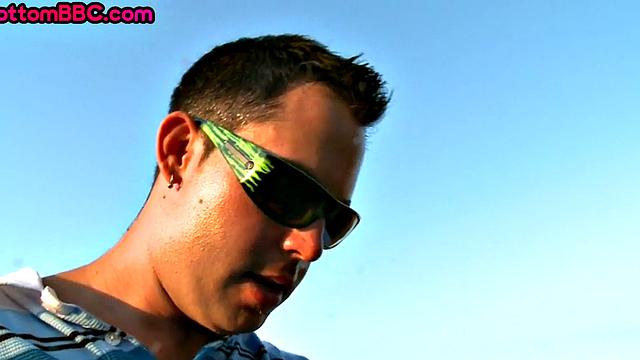 Черный рабочий жестко оттрахан на улице незнакомцем