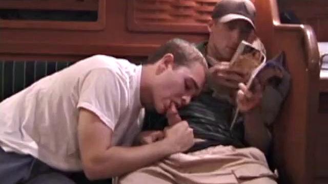 два озорных парня дрочат на лодке и быстро переходят к горячему минету