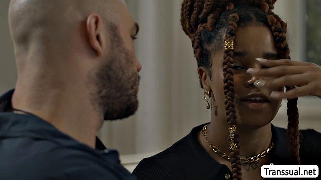 Жаркая траха с новой транской соседкой с роскошной жопой, страсть до крика!