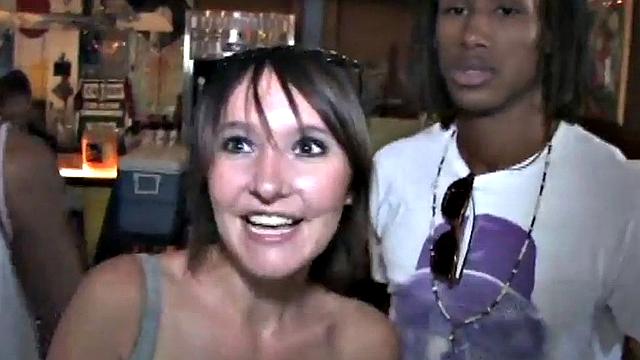 зрелая брюнетка сосет член и вся обрызгана спермой