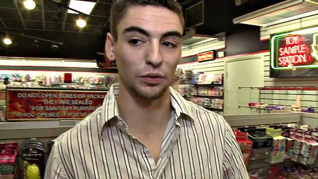 настоящий натурал теряет голову на глори-холе с опытным твинком