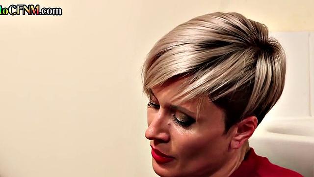 Татуированная милфа дрочит член в ванной и грязно разговаривает