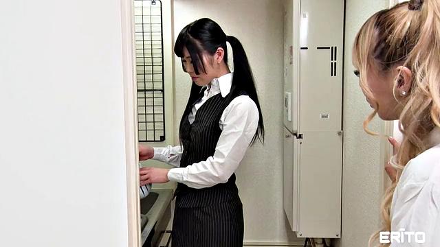 Опытная начальница учит новую сотрудницу трахаться по-взрослому.