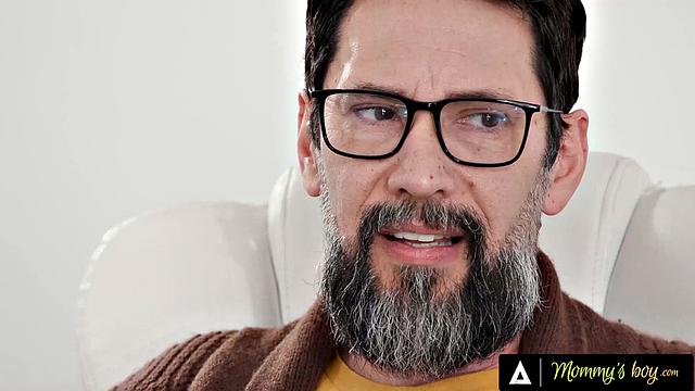 Зрелая с большими сиськами трахает молодого парня между грудей и кончает на грудь в офисе с Tommy Pistol и Lollypop Gcup.