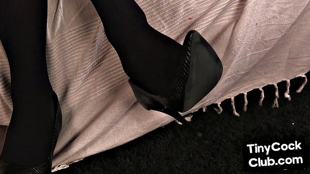 loser watching GF handjob