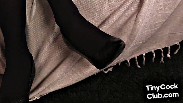 loser watching GF handjob