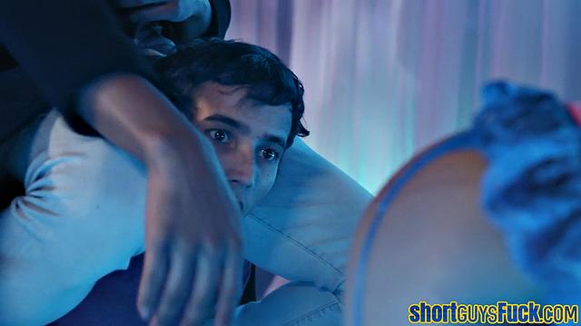 Два парня жёстко трахают зрелую красотку в белье.