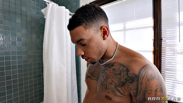 Лорен Пикси дрочит, подглядывая за сексом соседки, а потом трахается с Эйр Таггером в душе