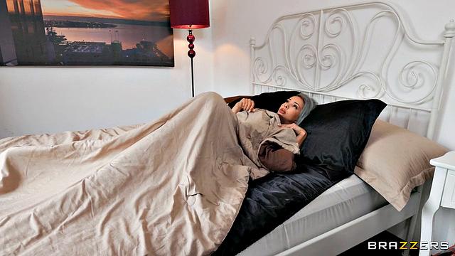 Лорен Пикси дрочит, подглядывая за сексом соседки, а потом трахается с Эйр Таггером в душе