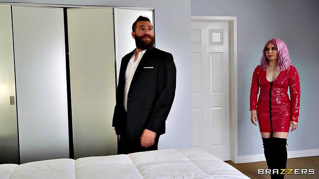 Кейра Крофт с двумя клиентами: двойное проникновение и двойной минет в отеле, кончают ей на лицо.