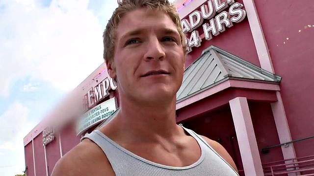 спортивный парень узнаёт, что у gloryhole свои тренировки
