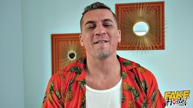 трое голышом в одном хостеле - стесняется тут только уборщица