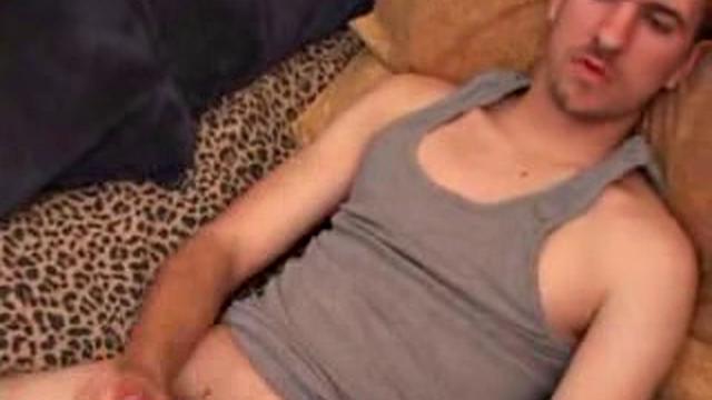 Каспер показывает, что значит настоящая мужская рука - дрочит так, что завидовать будешь