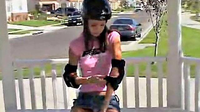 chloe дрочит на улице в скейтерском прикиде